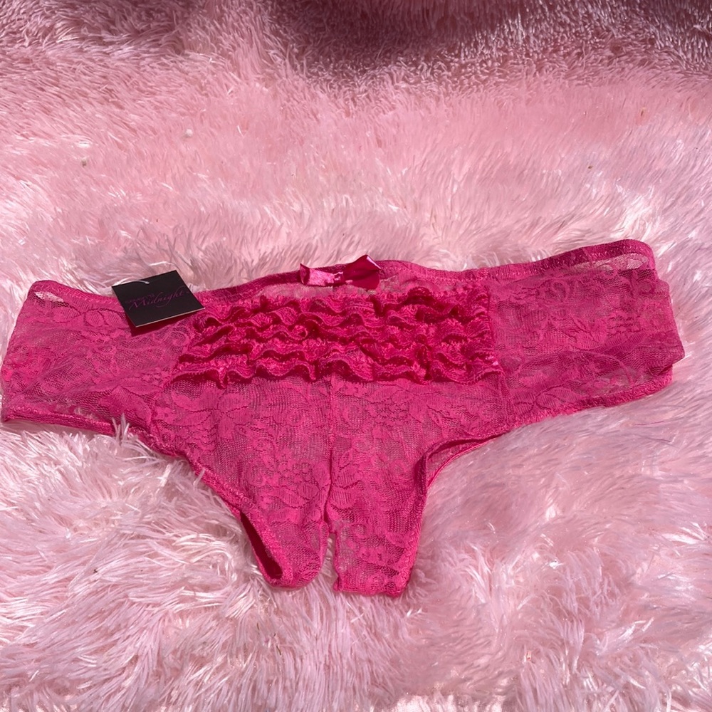 Bright pink stretch lace and ruffled crotch less panties size 1X/2X NWT